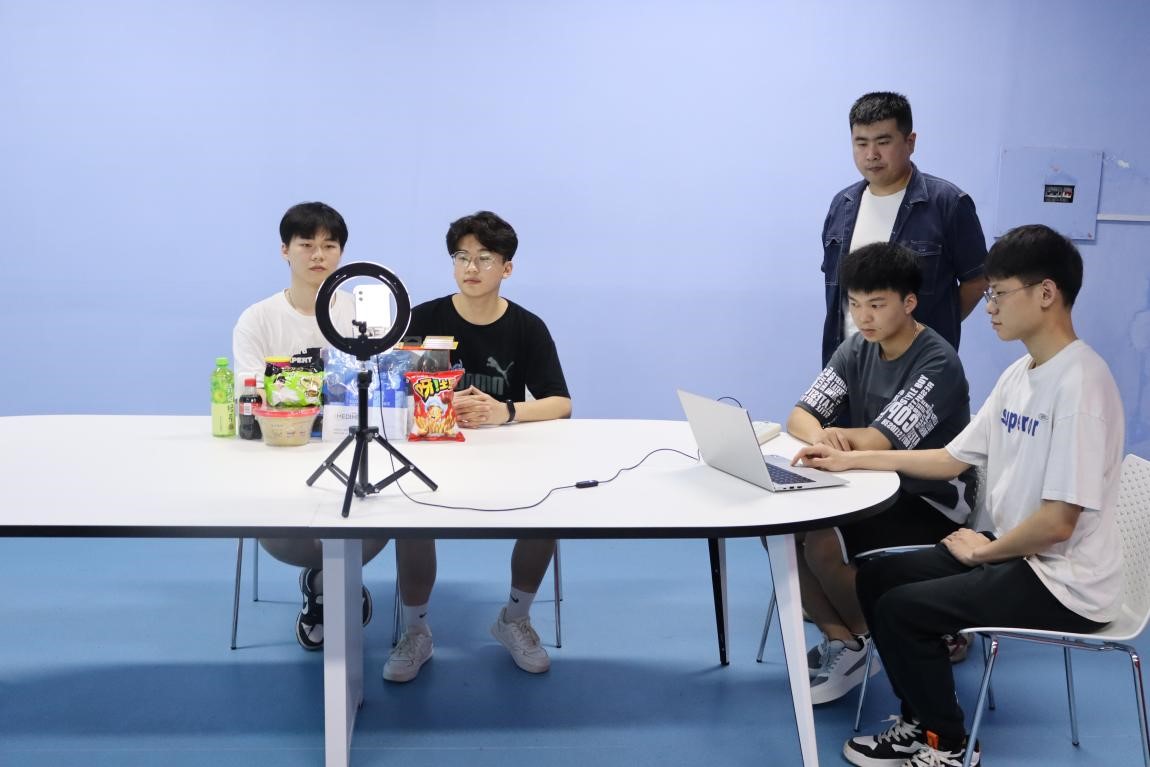 花YOUNG计划，助力青春 ——京东“花YOUNG计划”直播大赛海选圆满结束
